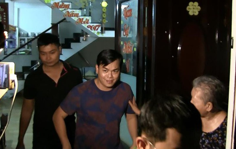 Chiều 10/4/2019, công an khám xét nhà của Phúc ở xã Bà Điểm (huyện Hóc Môn) thì phát hiện 20 viên thuốc lắc, 10 gói ma túy loại ketamin. Tại nhà của Tài, nhiều vũ khí như súng, đạn, kiếm, bình xịt hơi cay, áo giáp… cũng bị phát hiện. 