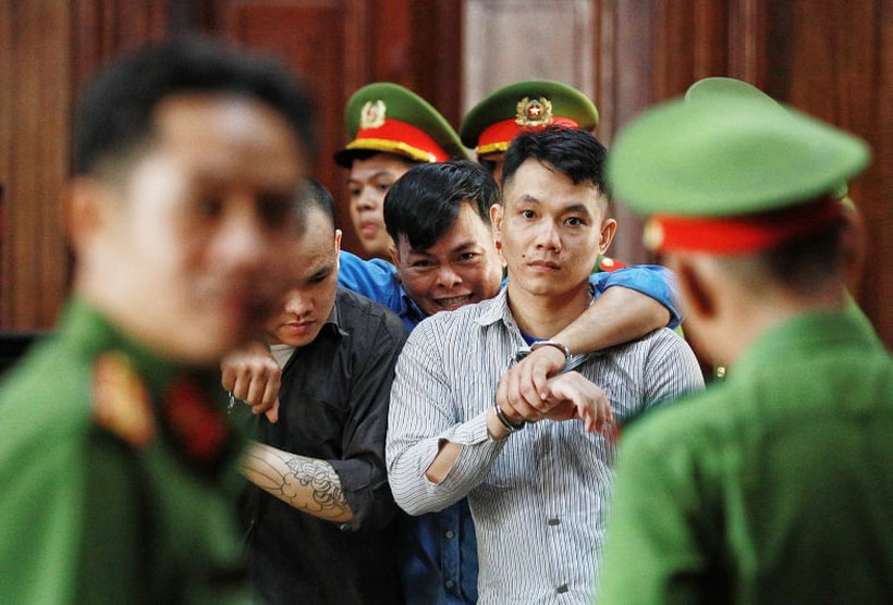 Phúc XO bị đau chân không thể đi lại.