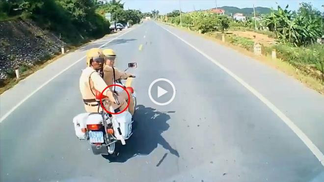 Video: Xe tải cố tình bỏ chạy, CSGT rút súng truy đuổi Video: Xe tai co tinh bo chay, CSGT rut sung truy duoi