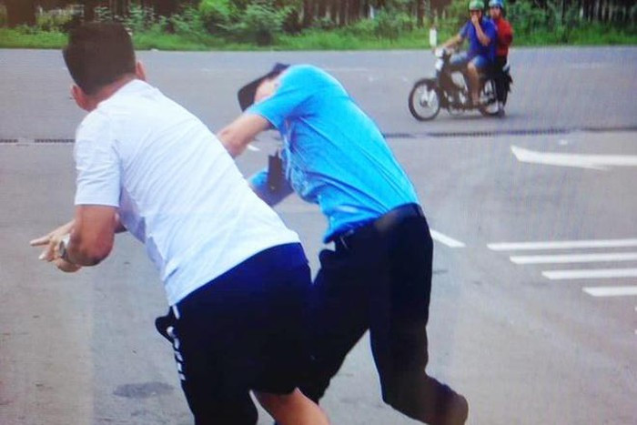 Tài xế hành hung bảo vệ bệnh viện ở Đồng Nai Tai xe hanh hung bao ve benh vien o Dong Nai