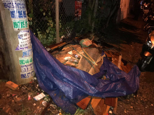 Nhiều thanh niên trốn thoát, vứt lại vũ khí trên đường chạy.