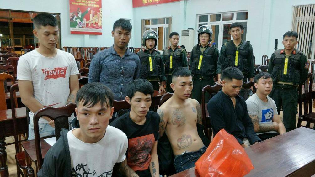 Ngay sau đó, công an đã có mặt và triển khai đồng loạt các biện pháp để ngăn chặn vụ việc, bắt giữ 9 đối tượng, thu giữ 2 ôtô, 12 cây rựa, 1 dao, 7 chai thủy tinh chai xăng...