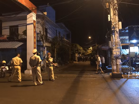 Qua điều tra, truy bắt, công an xác định do mâu thuẫn từ trước, tối 28/6 Nguyễn Khoa (32 tuổi) kéo hơn 30 thanh niên mang theo dao, rựa, kéo đến nhà của Thái Phi Trung (29 tuổi, trú tại số 40 A Ma Sa, phường Tự An, TP Buôn Ma Thuật) để giải quyết mâu thuẫn.