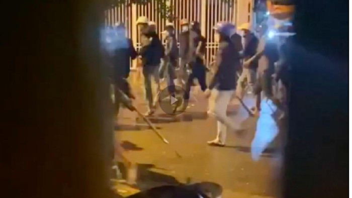 Theo người dân tại hiện trường, hai nhóm dùng vũ khí nóng là dao rựa, bom xăng rượt đuổi, ẩu đả nhau như trên phim. Họ mặc đồ đen, đội mũ bảo hiểm, hằm hằm sát khí, còn có người cầm súng. Trận hỗn chiến làm ít nhất một người bị thương ở chân do bị rựa chém trúng.