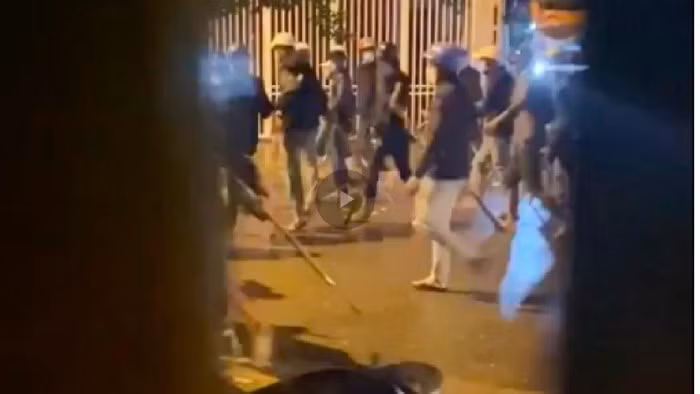 Theo người dân tại hiện trường, hai nhóm dùng vũ khí nóng là dao rựa, bom xăng rượt đuổi, ẩu đả nhau như trên phim. Họ mặc đồ đen, đội mũ bảo hiểm, hằm hằm sát khí, còn có người cầm súng. Trận hỗn chiến làm ít nhất một người bị thương ở chân do bị rựa chém trúng.