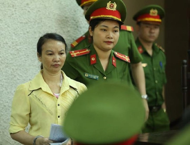 Hai bị cáo trong vụ án là Trần Thị Hiền (45 tuổi, trú H.Điện Biên, Điện Biên; mẹ nữ sinh giao gà Cao Mỹ Duyên bị sát hại vào dịp tết Nguyên đán 2019) và Vì Thị Thu (38 tuổi, trú xã Thanh Yên, H.Điện Biên).