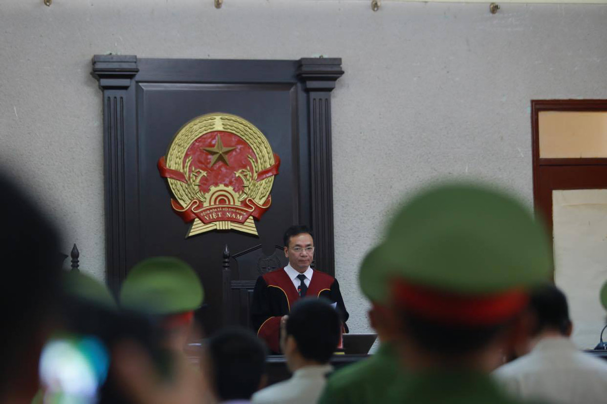 Tại phần thủ tục, theo thông báo của chủ tọa, luật sư được chỉ định bào chữa cho bị cáo Vì Thị Thu có đơn xin hoãn vì mẹ của luật sư nhập viện cấp cứu, chưa có thời gian nghiên cứu hồ sơ. Vì bị cáo Thu bị truy tố khung hình phạt đến tử hình nên bắt buộc phải có người bào chữa. Vì thế,