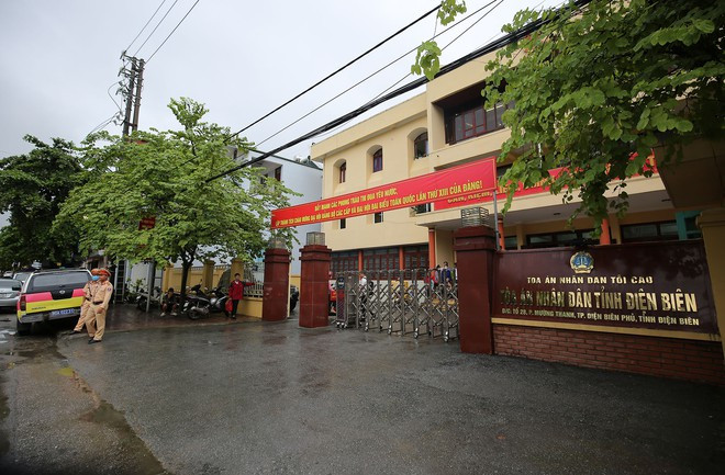 Trước đó, trong phiên sơ thẩm, bị cáo Thu lãnh án tù chung thân, mẹ nữ sinh giao gà bị tuyên phạt 20 năm tù cùng về tội mua bán trái phép chất ma túy. Tuy nhiên, 2 bị cáo này có đơn kháng cáo, kêu oan, cho rằng mình không phạm tội.