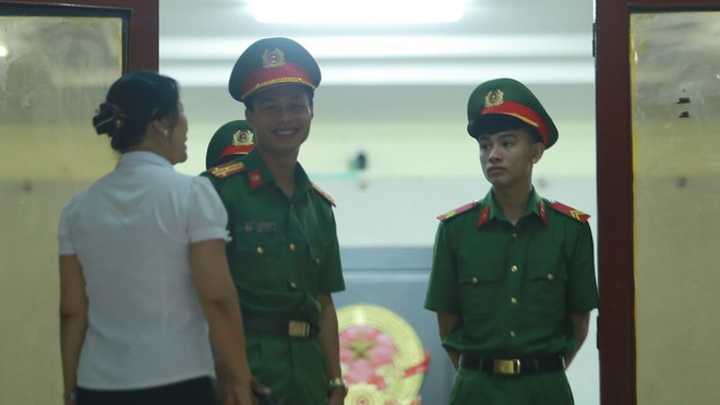 An ninh siết chặt trước phiên phúc thẩm mẹ nữ sinh giao gà và đồng phạm. Từ 7 giờ sáng, hàng chục chiến sĩ công an đã có mặt tại trụ sở TAND tỉnh Điện Biên để triển khai công tác đảm bảo an ninh, trật tự trước và trong quá trình xét xử.