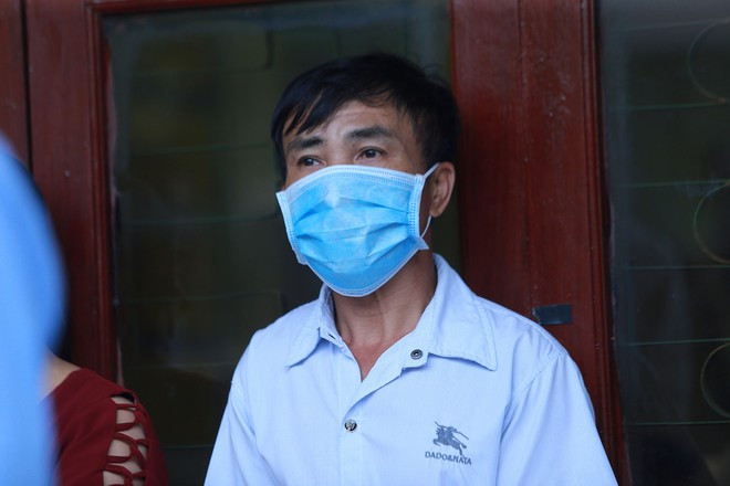 Ông Cao Văn Hường (chồng bị cáo Trần Thị Hiền) có mặt từ sớm tham dự phiên xét xử vợ mình.