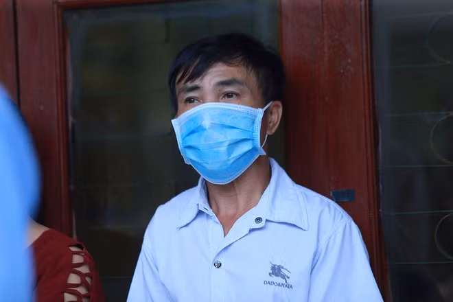 Ông Cao Văn Hường (chồng bị cáo Trần Thị Hiền) có mặt từ sớm tham dự phiên xét xử vợ mình.