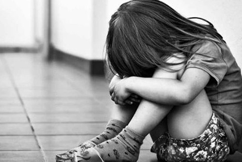 Lay chan cham vung kin be trai: Tro dua xau xi cua nguoi lon?-Hinh-2