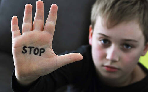 5. Thầy giáo dạy sinh học dâm ô học sinh vì tham gia nhóm đồng tính trên mạng xã hội: Sau khi bị phát hiện dâm ô nhiều học sinh nam, thầy giáo dạy sinh học đã thừa nhận hành vi và thú nhận tham gia nhóm đồng tính trên mạng xã hội. Khi vào nhóm, ông thấy học sinh của mình cũng tham gia nhóm này nên tiếp cận học sinh này để gạ gẫm bằng cách nhờ “chỉnh lại khóa quần”, cho xem phim "nóng" rồi dụ quan hệ. Sau đó tiếp tục “nhờ” ba học sinh khác với cách thức này. Trong đó các học sinh đang học khối 8 và 9.