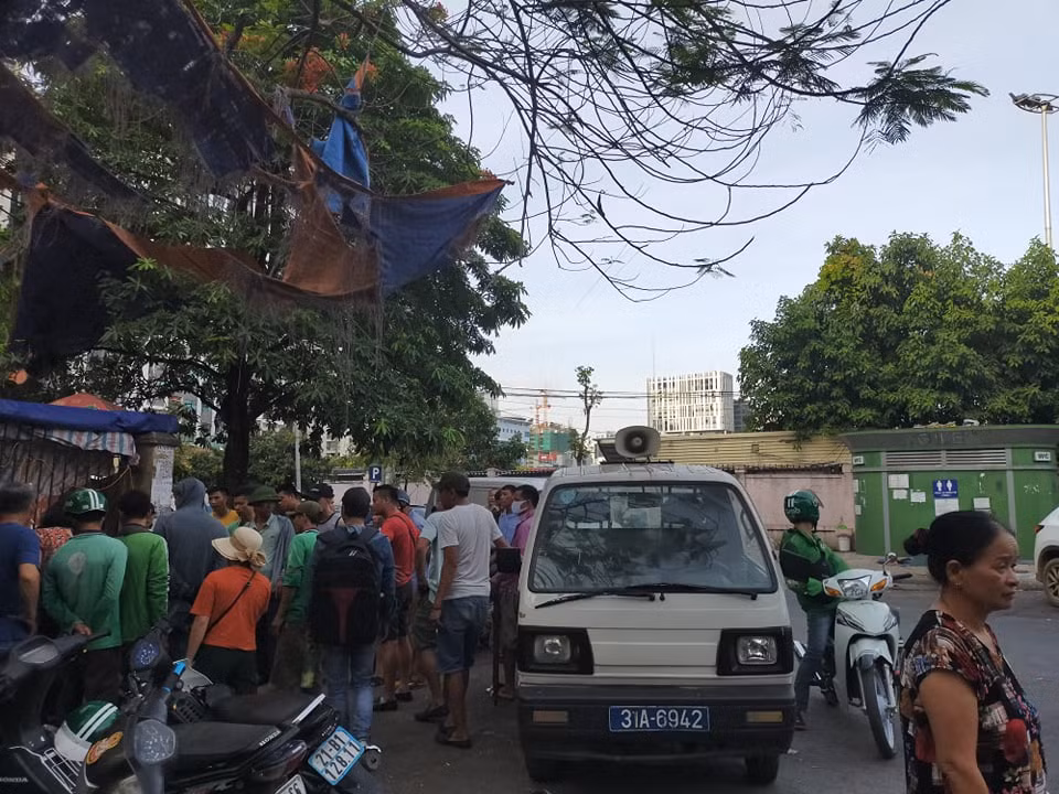 Bang hoang phat hien thi the nguoi dan ong trong nha ve sinh