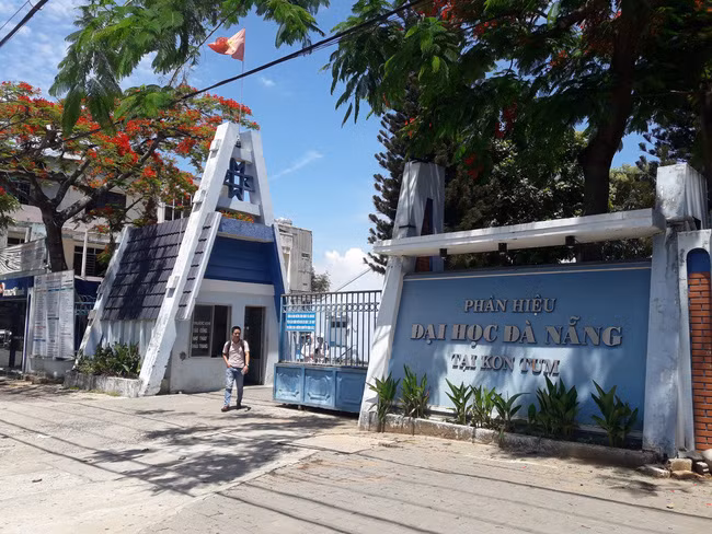 Nghi van Giam doc Phan hieu Da Nang dam o: Mat tat vi mau “de”?