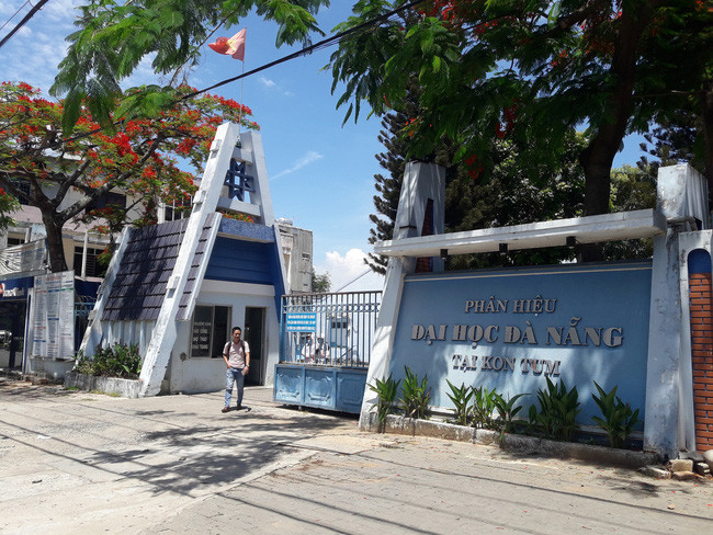 Nghi van Giam doc Phan hieu Da Nang dam o: Mat tat vi mau “de”?