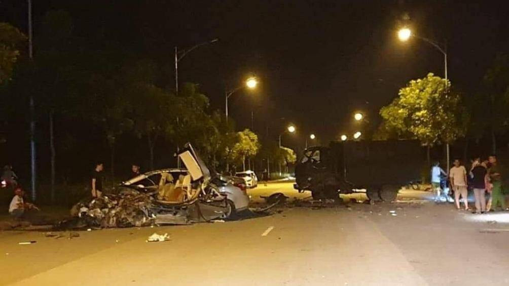 Hai xe bien xanh va cham trong dem, mot nguoi bi thuong