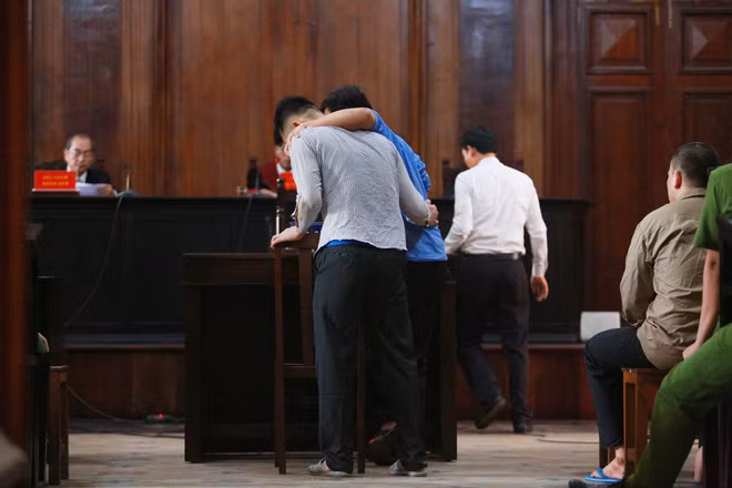 Xet xu “dai gia” Phuc XO: Vi sao chan khong the di lai?