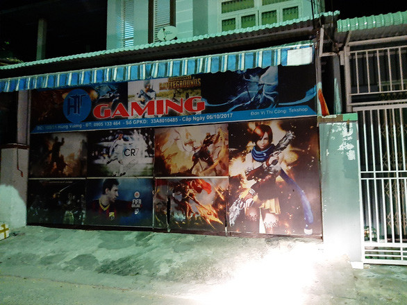 Vào quán, Sự có nhiều biểu hiện lạ, qua camera và máy chủ của quán nhân viên luôn luôn quan sát và theo dõi người này đang làm gì. Ngoài ra, Sự có 2 cái điện thoại và nhiều sim. Sự hay thay sim rồi vào phòng vệ sinh để điện thoại cho ai đó.