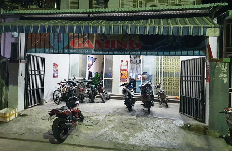 Khi công an bắt, Sự ngồi chơi game tại máy tính số 55 của quán, khi công an đi vào thì Sự đứng dậy nhưng sau đó ngồi xuống. Lúc này, các cán bộ công an hỏi Sự tên gì và đề nghị kiểm tra giấy CMND.