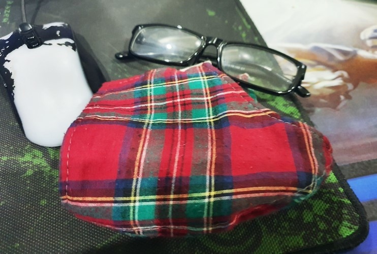 Sự chơi game cả ngày trong quán, nhưng đến 8h tối thì Sự đi ra ngoài. Đến khoảng 9h tối, Sự quay lại chơi game xuyên đêm và ngủ lại trong quán. Khi đi ra ngoài, Sự đeo khẩu trang và mang kính.