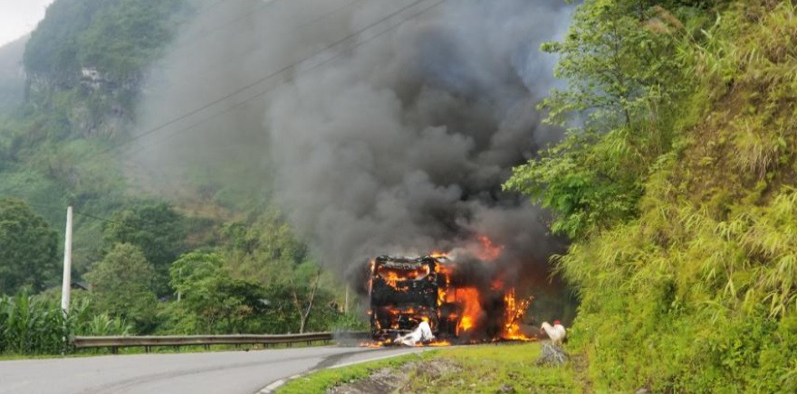 Thời điểm xảy ra sự việc, trên xe có 15 người, và rất may tất cả đều thoát nạn. Ngọn lửa đã thiêu rụi hoàn toàn hàng hóa ở cốp xe cũng như đồ dùng của khách hàng.