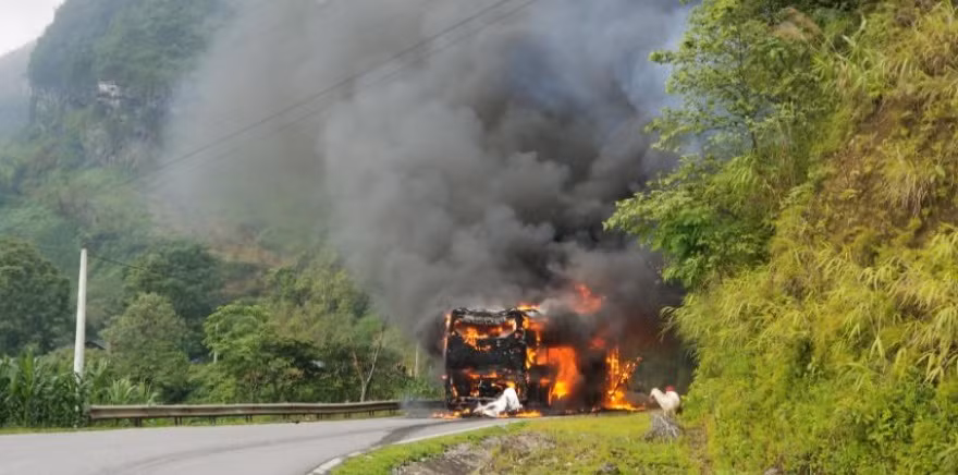 Thời điểm xảy ra sự việc, trên xe có 15 người, và rất may tất cả đều thoát nạn. Ngọn lửa đã thiêu rụi hoàn toàn hàng hóa ở cốp xe cũng như đồ dùng của khách hàng.