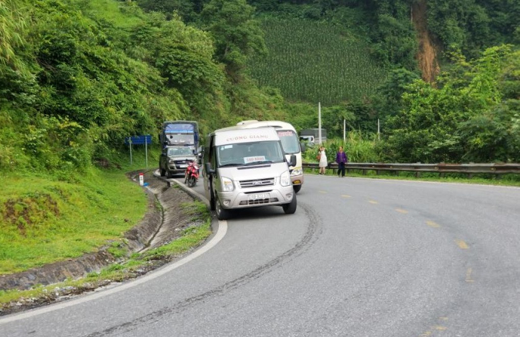 Tại hiện trường, ôtô cháy trơ khung, lực lượng chức năng phải phong tỏa khu vực để làm rõ sự việc. Theo thông tin ban đầu, nguyên nhân có thể do xảy ra sự cố chập điện, dẫn đến hỏa hoạn.