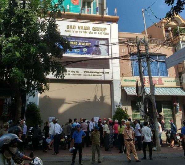 Bà Trang lấy danh nghĩa là Chủ tịch HĐQT 2 công ty trên để huy động hàng trăm tỷ đồng tiền từ người dân với nhiều dự án về giáo dục, nông sản, kinh doanh vàng, xây dựng, bất động sản. Đã có hơn 1.000 người liên quan đến vụ án với số tiền công ty không còn khả năng chi trả là 700 tỷ đồng…