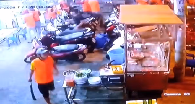 4. Khởi tố vụ hàng trăm giang hồ đập phá quán ăn: Công an TP.HCM vừa khởi tố vụ án hình sự gây rối trật tự công cộng, cố ý gây thương tích và tội hủy hoại hoặc cố ý làm hư hỏng tài sản. Đồng thời, tạm giữ nhiều đối tượng liên quan để điều tra vụ việc hàng trăm thanh niên mặc đồng phục "áo cam" dùng hung khí đập phá một quán ăn trên địa bàn.