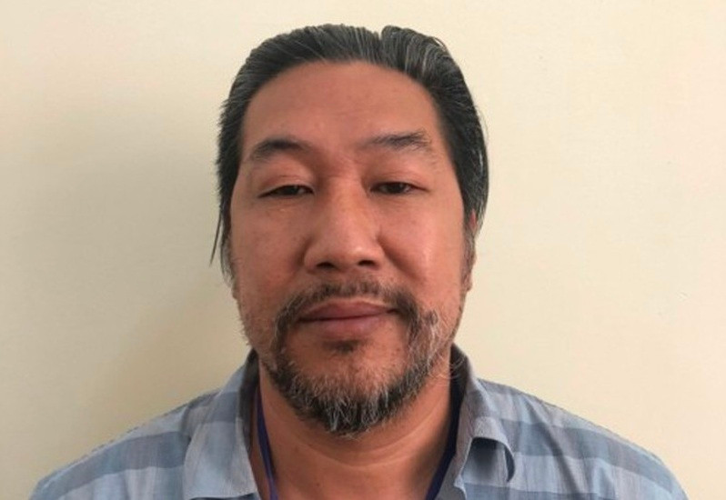 5. Bắt giam Chủ tịch HĐTV Công ty Tân Hồng Uy: Cảnh sát điều tra Bộ Công an vừa khởi tố, bắt giam ông Đinh Hồng Hải, Chủ tịch HĐTV Công ty Tân Hồng Uy về “tội lừa đảo chiếm đoạt tài sản". Ông Hải có hành vi sử dụng hai giấy chứng nhận quyền sử dụng đất bán cho 13 hộ dân làm tài sản bảo đảm cho hợp đồng tín dụng của Công ty cổ phần Otran miền Nam vay tại Ngân hàng BIDV - chi nhánh Nam Kỳ Khởi Nghĩa, chiếm đoạt trên 80 tỷ đồng.