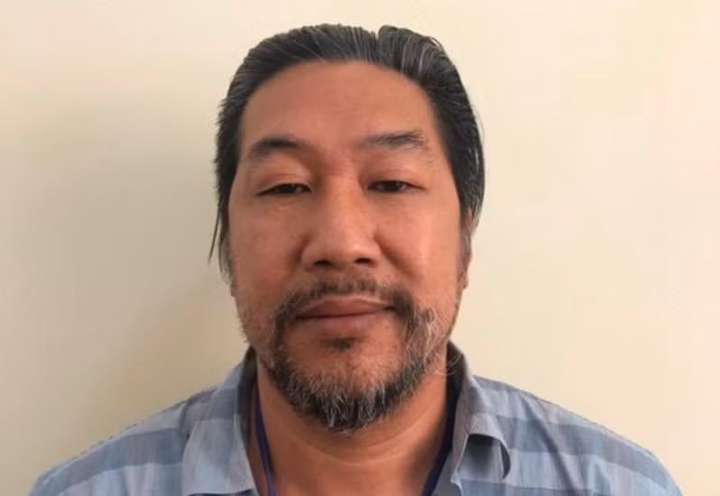 5. Bắt giam Chủ tịch HĐTV Công ty Tân Hồng Uy: Cảnh sát điều tra Bộ Công an vừa khởi tố, bắt giam ông Đinh Hồng Hải, Chủ tịch HĐTV Công ty Tân Hồng Uy về “tội lừa đảo chiếm đoạt tài sản". Ông Hải có hành vi sử dụng hai giấy chứng nhận quyền sử dụng đất bán cho 13 hộ dân làm tài sản bảo đảm cho hợp đồng tín dụng của Công ty cổ phần Otran miền Nam vay tại Ngân hàng BIDV - chi nhánh Nam Kỳ Khởi Nghĩa, chiếm đoạt trên 80 tỷ đồng.