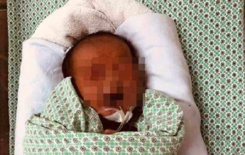 1. Lời khai người mẹ vứt con xuống hố ga: Khoảng 15h ngày 8/6, người dân xã Thanh Mỹ phát hiện một bé trai sơ sinh bị bỏ rơi dưới hố ga giữa trời nắng nóng trên 40 độ C trong suốt 3 ngày. Thời điểm được phát hiện, cháu bé trong tình trạng không có quần áo mặc, 2 mắt, mũi, miệng, cơ thể đang bị dòi bọ bám dính, bị kiệt sức do không được ăn uống. Sau đó cháu bé được đưa đi cấp cứu.