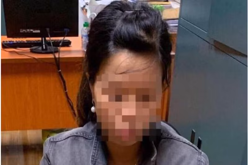 Ngày 10/6, Công an thị xã Sơn Tây, Hà Nội đã xác định người bỏ rơi cháu bé là P.T. T (SN 1989, trú tại Hà Nam; mẹ đẻ cháu bé). Ngày 6/6, T. đón xe buýt lên thị xã Sơn Tây chơi. Đến đêm, T. thấy vỡ nước ối và trở dạ và ra ruộng rau tự sinh con. Vì không thể nuôi được con và không muốn ai biết sự việc nên ngay khi sinh, T. đã bế con trèo vào phía sau đền Mẫu vứt bỏ.