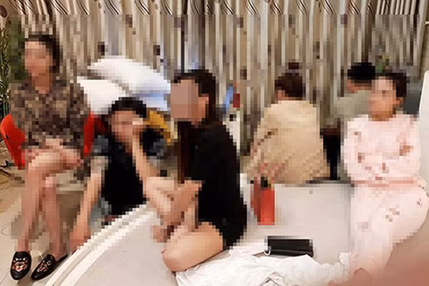  Hà Nội: Đêm tiệc sinh nhật ngập “bóng” và “cần”: Tiếng nhạc ồn ào lúc nửa đêm 26/3 khiến cư dân chung cư Comatce (Ngụy Như Kon Tum, Hà Nội) khó chịu. Khi công an có mặt, thu giữ một bình khí cười, hai vỏ bóng bay màu đen… Riêng cần sa thì các đối tượng đã sử dụng hết. 10 nam nữ thanh niên độ tuổi từ 22 đến 25 tuổi dự sinh nhật Nguyễn Ngọc Mai, 22 tuổi, trú tại TP Hạ Long, Quảng Ninh. Nhóm về căn hộ để sử dụng “bóng cười” và cần sa.