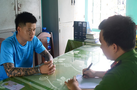  Huế: Vừa ra tù, mừng sinh nhật vợ bằng 2,2g ma túy tổng hợp: Hồ Công Nhật Quang tựa Quang “camel” vừa ra tù trong vụ án cá độ bóng đã mở tiệc ma túy tập thể mừng sinh nhật vợ. Quang thuê biệt thự, mua 2,2g ma túy tổng hợp và hơn 8g ma túy loại ketamine “mời” bạn tham dự. Ngày 17/5, công an thị xã Hương Thủy đột kích, bắt quả tang các đối tượng sử dụng trái phép chất ma túy. Qua test nhanh, có xác định có 32/33 đối tượng (gốm 11 nữ và 21 nam) dương tính với ma túy. &gt;&gt;&gt; Xem thêm video: Cảnh sát Pháp bắt cô gái Việt vì nghi là tội phạm ma túy | VTC14