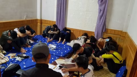  Đà Lạt: Người dân tộc thuê biệt thự bay lắc: Ngày 21/5, Công an TP Đà Lạt phát hiện 21 thanh thiếu niên tụ tập sử dụng ma tuý tại một biệt thự. Tại tầng một, 17 người đang phê, 4 nam nữ thanh niên khác đang ở các phòng kế bên. Tang vật thu giữ gồm 7 gói ma tuý tổng hợp do cả nhóm góp tiền mua chung và thuê biệt thự giá 4 triệu đồng. Các đối tượng tuổi đời từ 18 tới 20, có 4 đối tượng là người đồng bào dân tộc thiểu số ít người.