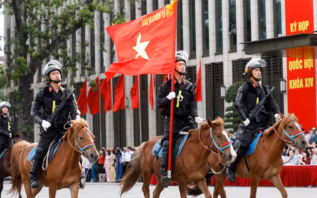 1. Nhiệm vụ đặc biệt của lực lượng Cảnh sát cơ động Kỵ binh: Sáng nay, tại Tòa nhà Quốc hội, Bộ Công an tổ chức diễu hành, ra mắt lực lượng Cảnh sát cơ động (CSCĐ) Kỵ binh, đồng thời báo cáo kết quả trước đại biểu Quốc hội tại Kỳ họp thứ 9, Quốc hội khóa XIV. Cảnh sát cơ động kỵ binh sẽ tham gia đấu tranh truy bắt các đối tượng truy nã ẩn náu, lẩn trốn tại các khu vực rừng núi, vùng biên giới.