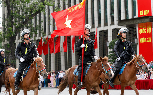 Tin nong ngay 8/6: Rolls-Royce Phantom chay phung phung - CSCD Ky binh dieu hanh