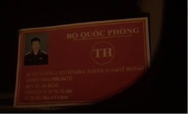Trong quá trình làm việc, lái xe bất hợp tác, không ký biên bản vi phạm và tự xưng là sĩ quan quân đội. Trên kính trước của xe ô tô con mang biển kiểm soát 34A-043.43 có để một tấm thẻ dán hình một thiếu tá quân đội với dòng chữ “Bộ Quốc phòng”. Tấm thẻ có ghi tên đầy đủ Nguyễn Khắc Nam, nơi công tác, số điện thoại, biển số xe ô tô, vị trí đỗ xe và thời hạn sử dụng là 2 năm.