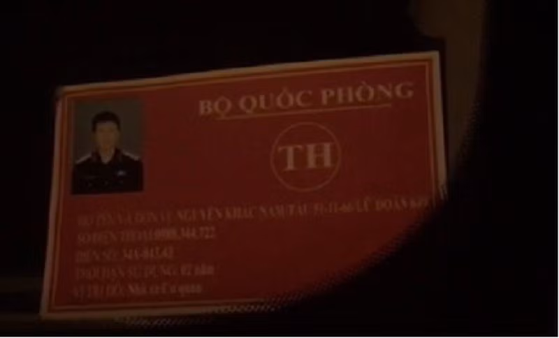 Trong quá trình làm việc, lái xe bất hợp tác, không ký biên bản vi phạm và tự xưng là sĩ quan quân đội. Trên kính trước của xe ô tô con mang biển kiểm soát 34A-043.43 có để một tấm thẻ dán hình một thiếu tá quân đội với dòng chữ “Bộ Quốc phòng”. Tấm thẻ có ghi tên đầy đủ Nguyễn Khắc Nam, nơi công tác, số điện thoại, biển số xe ô tô, vị trí đỗ xe và thời hạn sử dụng là 2 năm.