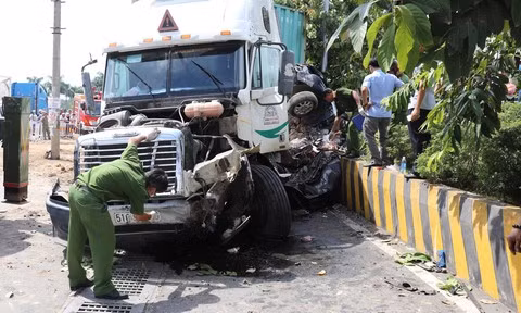 Khi xe không phanh được, Bền cho xe va chạm với container chạy phía trước để dìu phương tiện dừng lại nhưng không được. Sau đó, tiếp tục lái xe di chuyển khoảng 300 m thì cho xe va chạm vào xe tải mang BKS: 47C khiến phương tiện này lao vào chợ bên lề đường cuốn 10 người cùng 9 xe máy vào gầm.