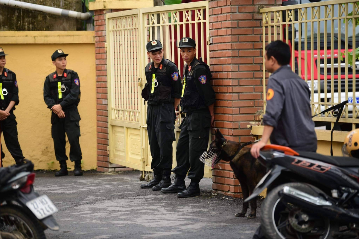 Lực lượng bảo vệ ngay ngoài cổng.