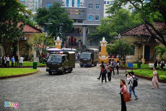 8h10 sáng 16/6, Phúc XO cùng các đồng phạm được dẫn đến tòa, phía bên ngoài, người dân đứng xung quanh để theo dõi, phiên tòa được bảo vệ nghiêm ngặt, phóng viên vào tác nghiệp được kiểm tra an ninh.