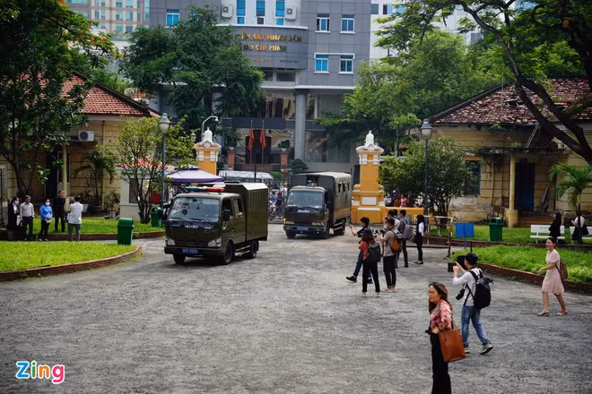 8h10 sáng 16/6, Phúc XO cùng các đồng phạm được dẫn đến tòa, phía bên ngoài, người dân đứng xung quanh để theo dõi, phiên tòa được bảo vệ nghiêm ngặt, phóng viên vào tác nghiệp được kiểm tra an ninh.