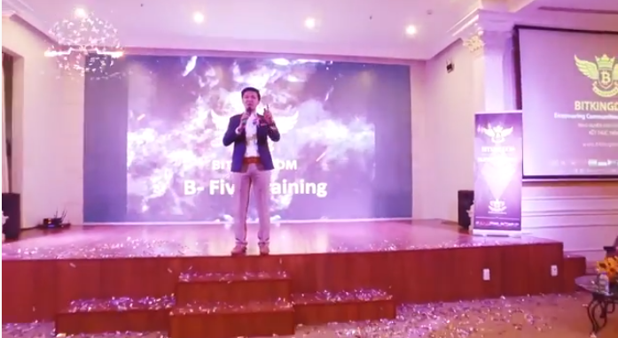 Tại buổi lễ BitKingdom Super Training, ông Lê Đức Nguyên cũng thuyết trình và kêu gọi đầu tư Bitcoin.