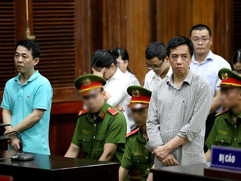 4. Khởi tố nguyên Phó Cục trưởng Cục Quản lý Dược Bộ Y tế: Ông Nguyễn Việt Hùng, nguyên Phó Cục trưởng Cục Quản lý Dược Bộ Y tế vừa bị Cơ quan An ninh điều tra Bộ Công an khởi tố về tội “Thiếu trách nhiệm gây hậu quả nghiêm trọng”. Đồng thời, khởi tố Phạm Hồng Châu (SN 1957, trú tại phường Trung Văn, quận Nam Từ Liêm, thành phố Hà Nội), nguyên Trưởng Phòng Đăng ký thuốc, Cục Quản lý dược Bộ Y tế.