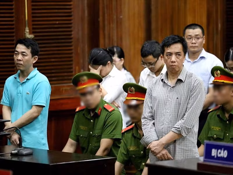 4. Khởi tố nguyên Phó Cục trưởng Cục Quản lý Dược Bộ Y tế: Ông Nguyễn Việt Hùng, nguyên Phó Cục trưởng Cục Quản lý Dược Bộ Y tế vừa bị Cơ quan An ninh điều tra Bộ Công an khởi tố về tội “Thiếu trách nhiệm gây hậu quả nghiêm trọng”. Đồng thời, khởi tố Phạm Hồng Châu (SN 1957, trú tại phường Trung Văn, quận Nam Từ Liêm, thành phố Hà Nội), nguyên Trưởng Phòng Đăng ký thuốc, Cục Quản lý dược Bộ Y tế.