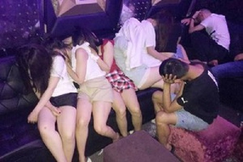  4. 18 tiếp viên quán karaoke cùng khách dùng ma túy: Sau nhiều ngày theo dõi, công an Phòng Cảnh sát ma tuý Công an tỉnh Đồng Nai đã tiến hành kiểm tra đột xuất quán karaoke, phát hiện 40 nam, nữ (gồm cả tiếp viên) đang quay cuồng trong điệu nhạc. Trong đó, 25 người dương tính với ma túy, có 18 tiếp viên của quán. Công an thu giữ nhiều vỏ bọc đựng ma túy cùng dụng cụ sử dụng vương vãi trên mặt bàn, nền nhà.
