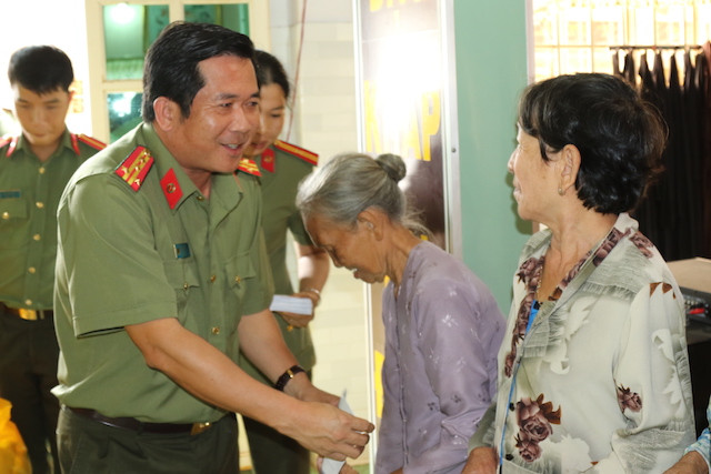  Đại tá Đinh Văn Nơi, tân Giám đốc Công an An Giang: Ông sinh năm 1976, quê phường Long Hòa, quận Bình Thủy, TP Cần Thơ. Năm 2016, đại tá Đinh Văn Nơi là Phó Giám đốc Công an TP Cần Thơ. Ông cũng là người thường xuyên đến thăm, tặng quà cho các hộ gia đình chính sách, đồng bào dân tộc Khmer có hoàn cảnh khó khăn...